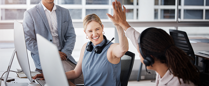Ein glücklicher Mann und eine glückliche Frau geben sich ein High Five.