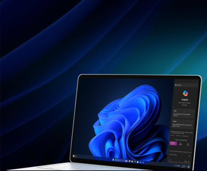 Laptop na niebieskim tle