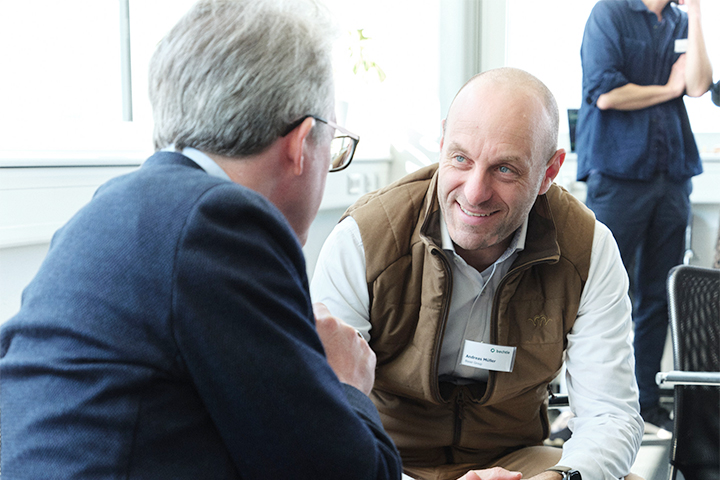 Zwei Männer beim Peer-Networking bei Bechtle Greenfield.
