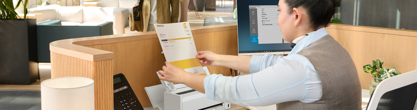 Frau scannt ein Dokument