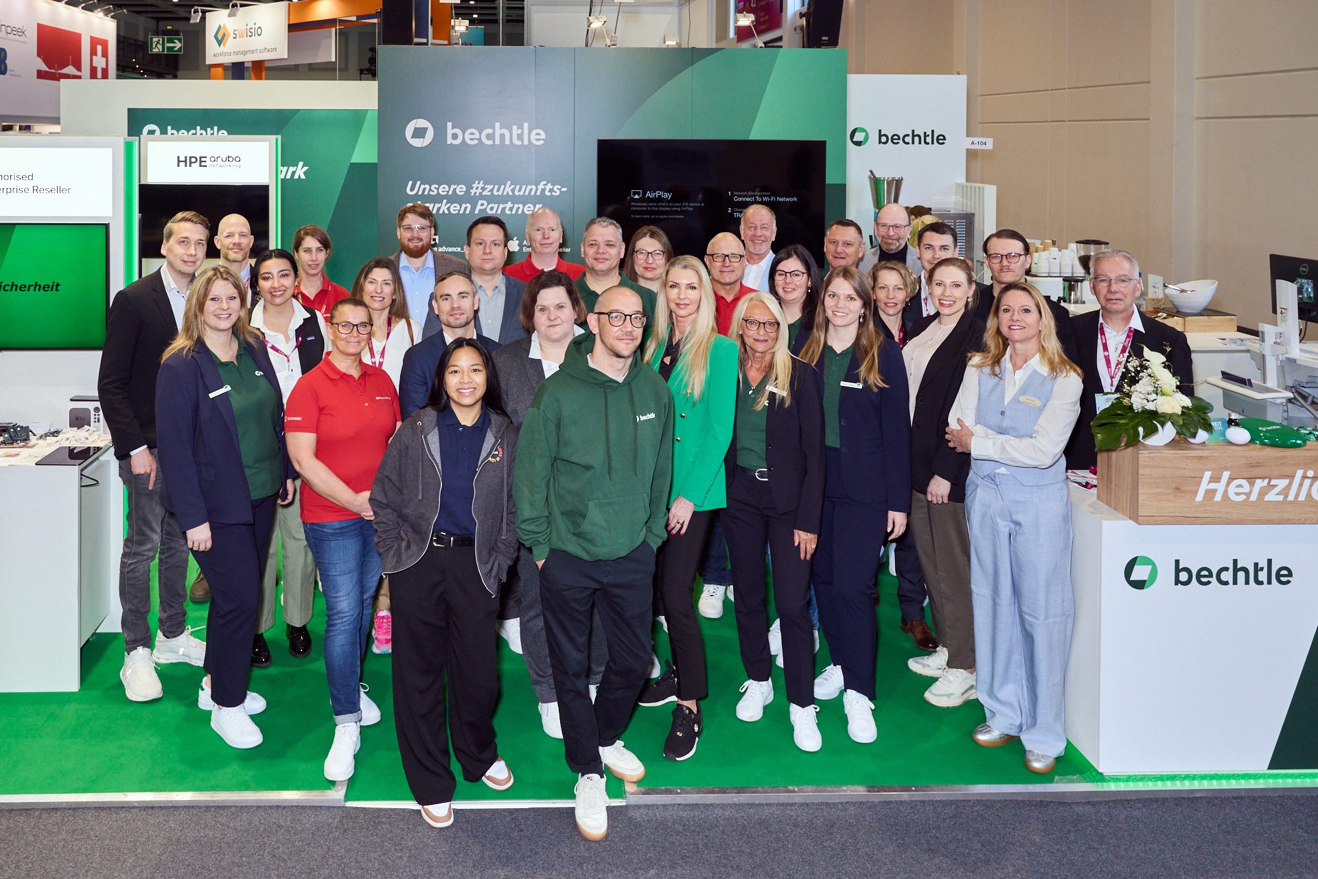 Ein Bild unseres Teams vor unserem Messestand.