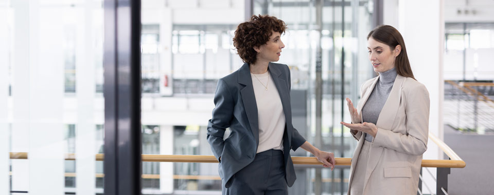 Zwei Personen unterhalten sich im Büro