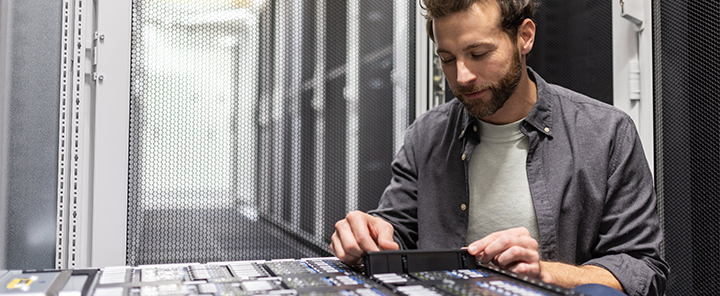Ein Mann arbeitet im Rechenzentrum