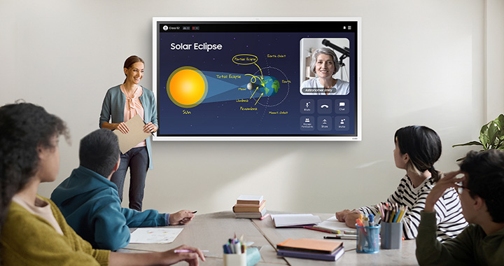 Eine Frau hält Vortrag mit Hilfe von Samsung Flip WMFX vor einer Gruppe 