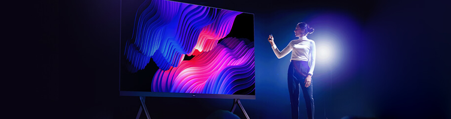 Frau vor einem Hisense Produkt