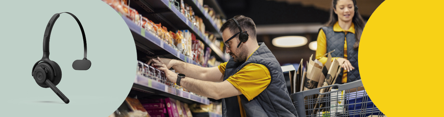 Jabra Perform 55 Headset neben einem Supermarktmitarbeiter, der mit Headset Warenregale auffüllt.