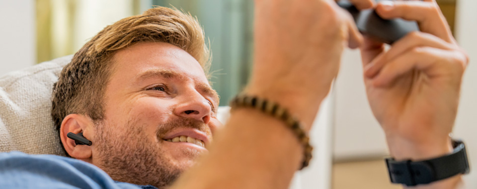 Poly Voyager Free60 Earbuds gaming Male