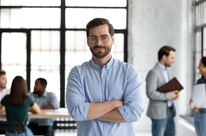 planetsoftware_Mann_Brille_verschränkte_Arme_Veronika Reithofer.png