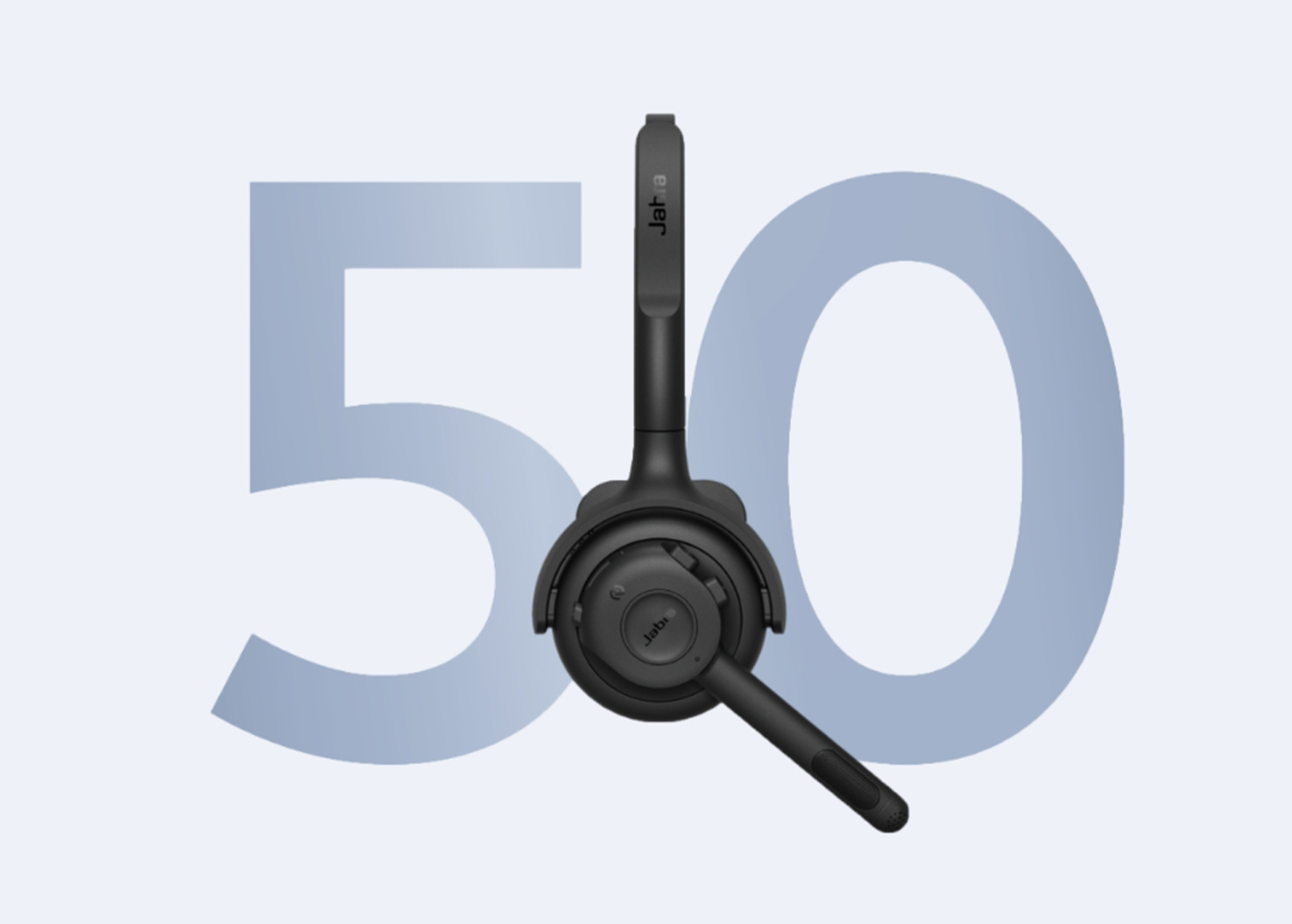 Schwarzes Jabra Perform 55 Headset mit Mikrofonarm vor einer großen blauen Zahl 50.