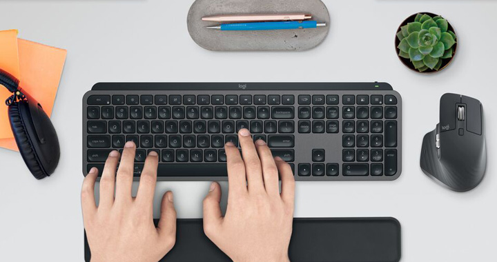 Logitech Schreibtisch mit Tastatur, Maus und Headset