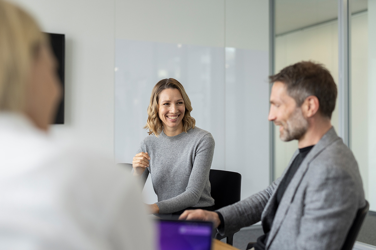 Colleagues in an office - Tips to choose the right Macbook