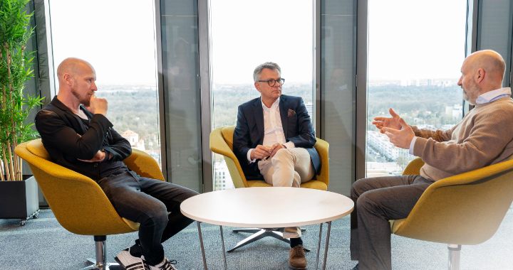 Drei Männer bei einem zwanglosen Treffen.