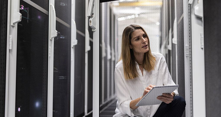 Frau arbeitet an einer IT-Installation