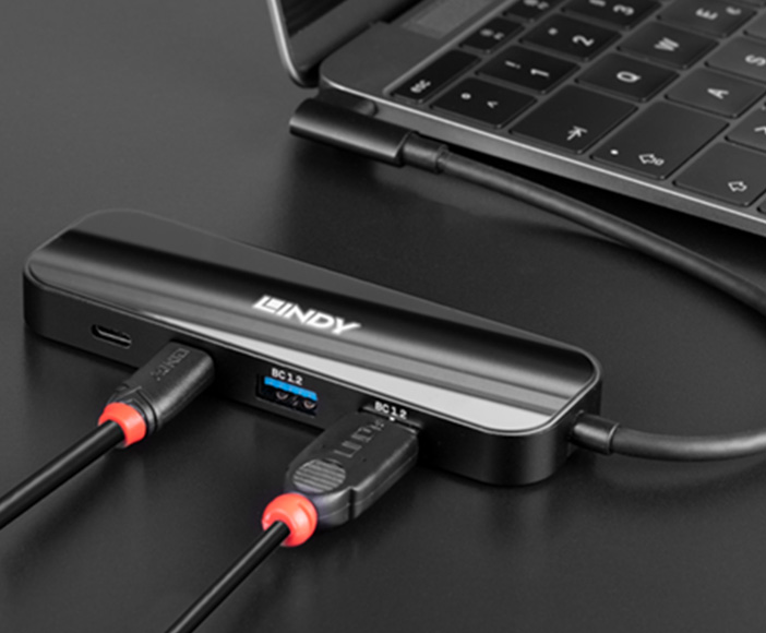 Externer USB-Hub mit mehreren Anschlüssen zur Erweiterung der Schnittstellen an einem Laptop