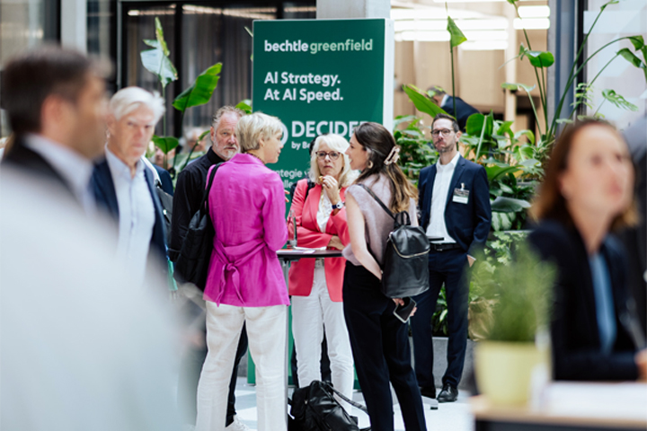 Teilnehmer im Gespräch beim Bechtle AI Experience Day