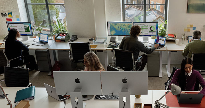 Ein Blick aus der Vogelperspektive auf ein Büro mit Apple-Geräten