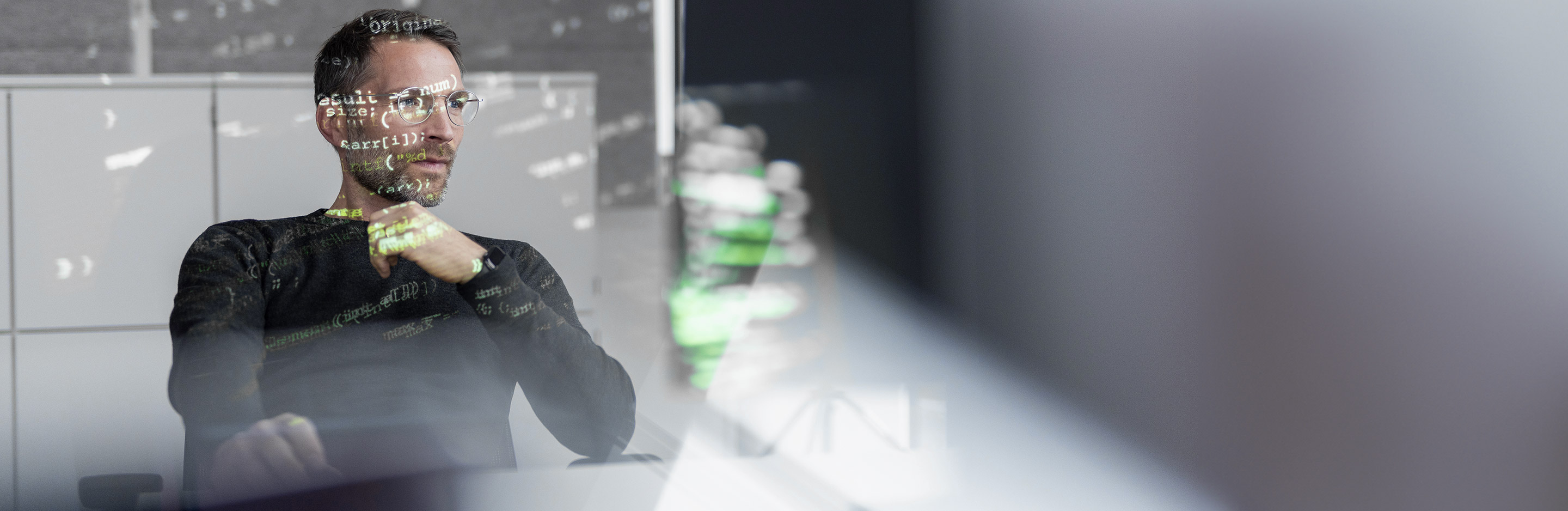 Check Point Point External Risk Management. Man arbeitet im Büro.