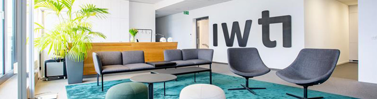 A lounge in an office building: modern and welcoming.