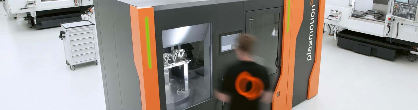 Person bedient moderne CNC-Maschine in hellem Industrieumfeld zur Fertigung technischer Bauteile