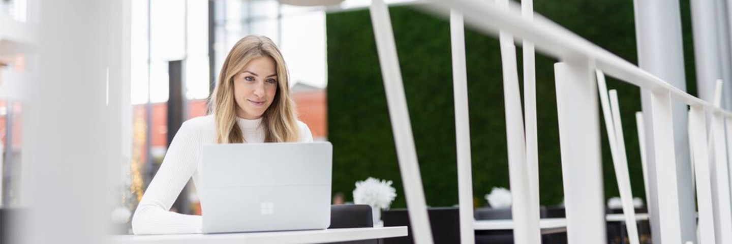 Frau arbeitet am Laptop
