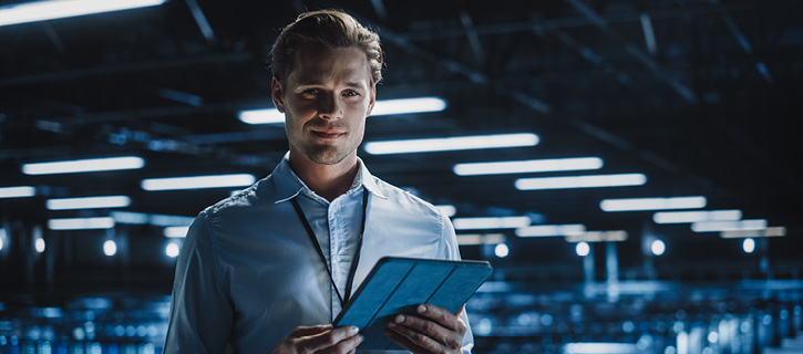 Mann in einem Rechenzentrum