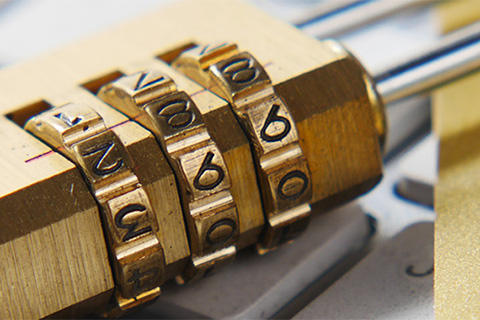 Ein Bild eines Zahlenschlosses symbolisiert Datenschutz