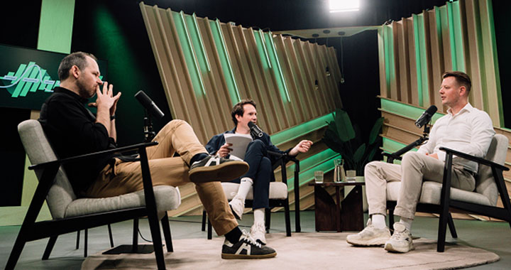 Bechtle Team talking in Podcast
