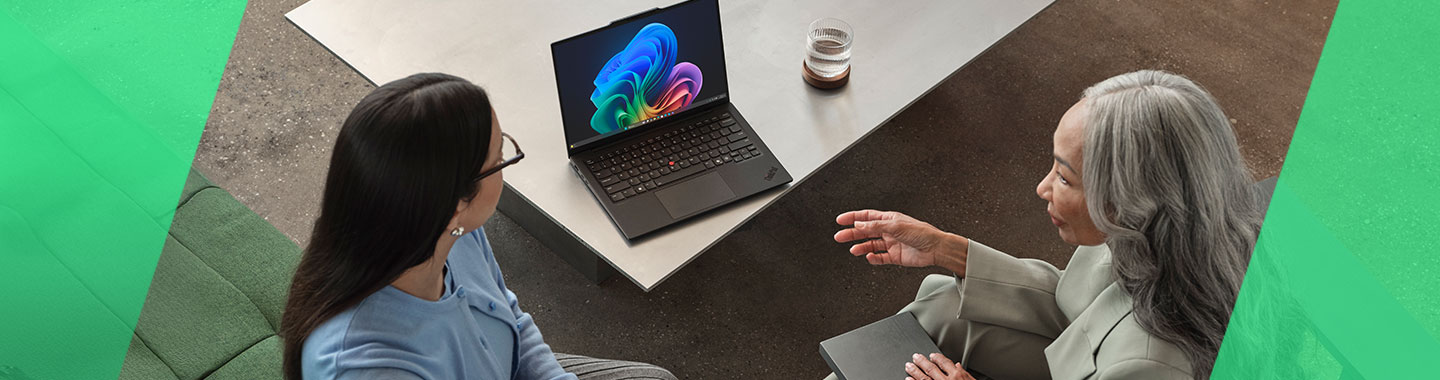 Frauen, die sich über Windows 11 unterhalten.