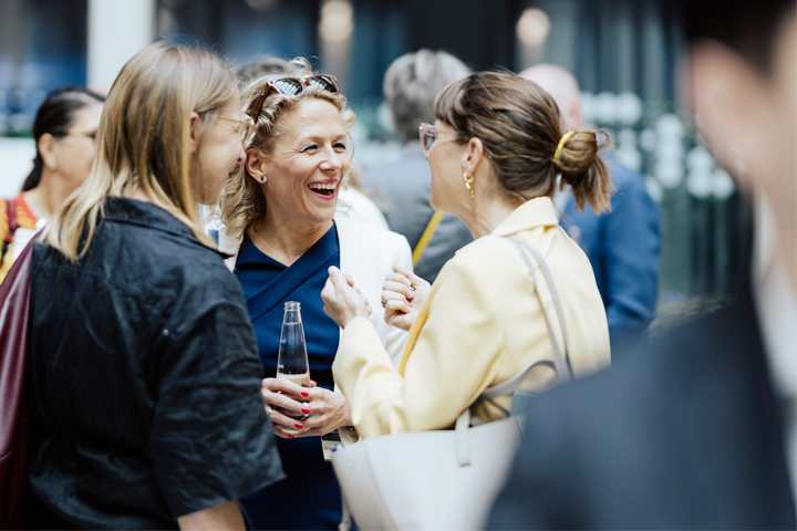 Nahaufnahme von drei Frauen, die sich beim Bechtle AI Experience Day unterhalten