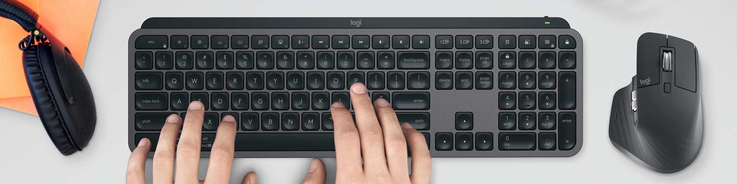 Tastatur und Maus auf einem Schreibtisch