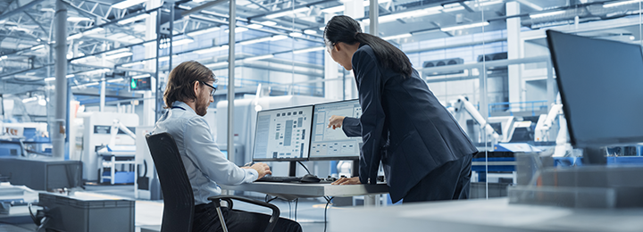 Eine Frau und ein Mann arbeiten zusammen in einem Rechenzentrum