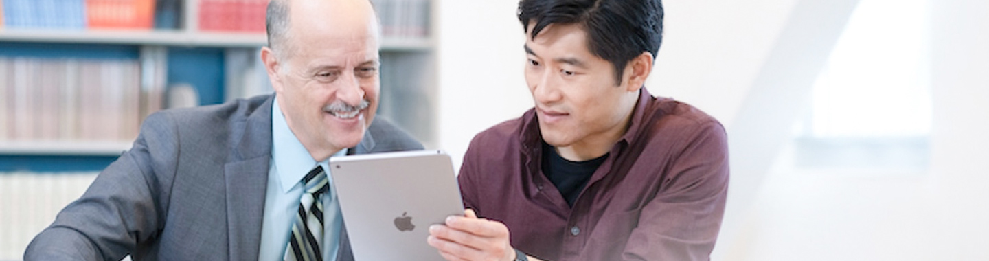 Apple im Bildungsbereich | Schulleiter und Lehrer am iPad.