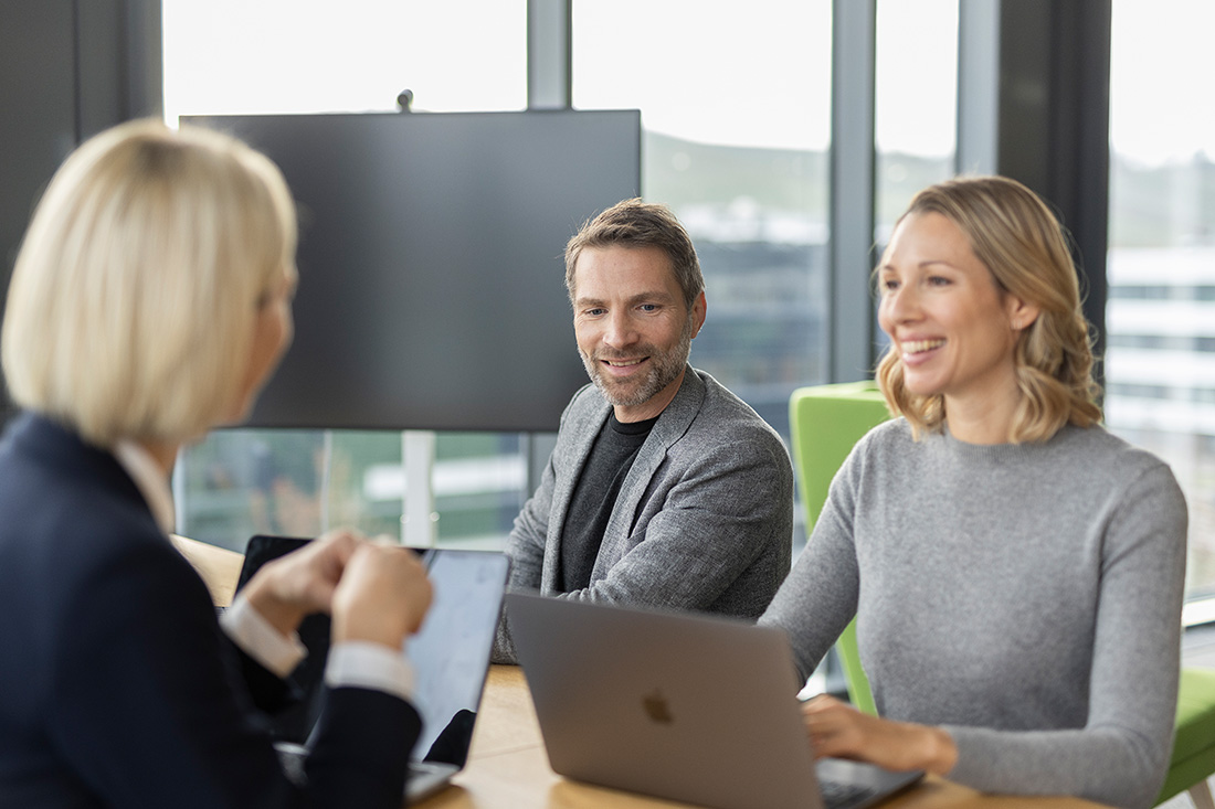 Colleagues in an office - Tips to choose the right Macbook