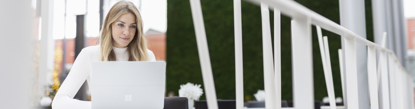 Frau arbeitet auf einem Laptop