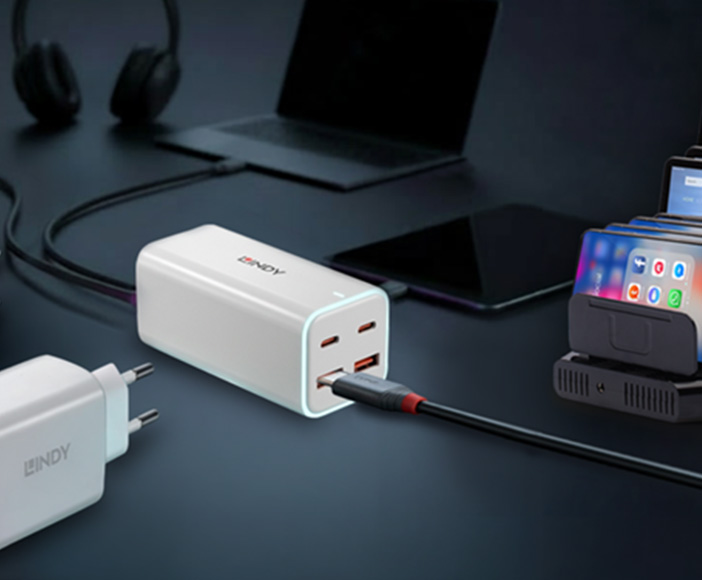 Mehrfach-USB-Ladegerät mit mehreren Anschlüssen lädt verschiedene Geräte gleichzeitig im modernen Arbeitsumfeld