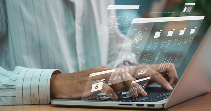 Mann, der an einem Laptop arbeitet, mit schwebenden Daten über seinen Händen.