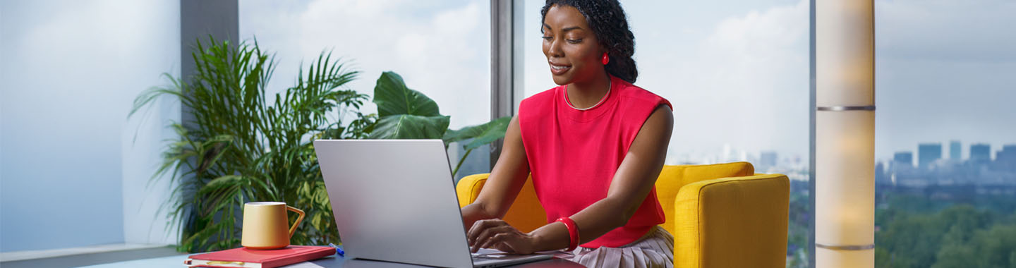 Snapdragon X Series: Woman working on notebook