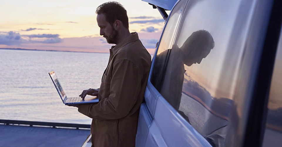 HP Man working at the ocean