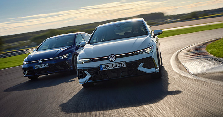 zwei fahrende VW Autos