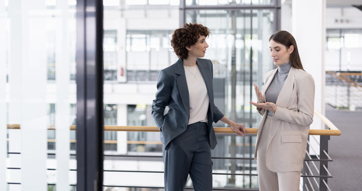 Zwei Personen unterhalten sich im Büro