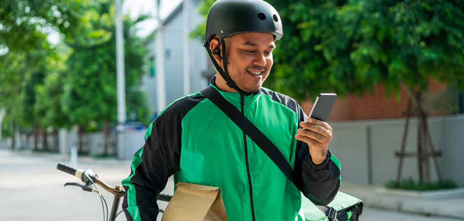 Jabra Perform GO 4 | Headset. Radkurier unterwegs auf den Straßen.