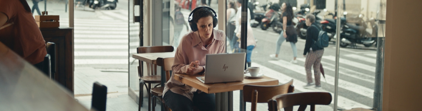 Woman working in cafe Mainbanner