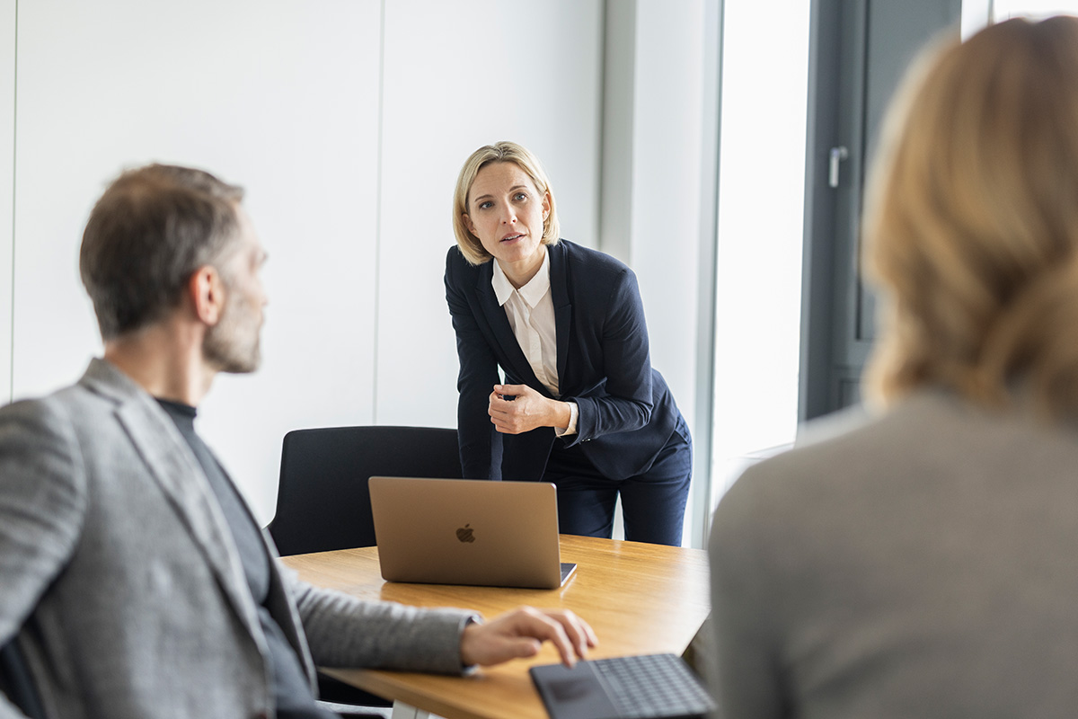 Colleagues in an office - Tips to choose the right Macbook