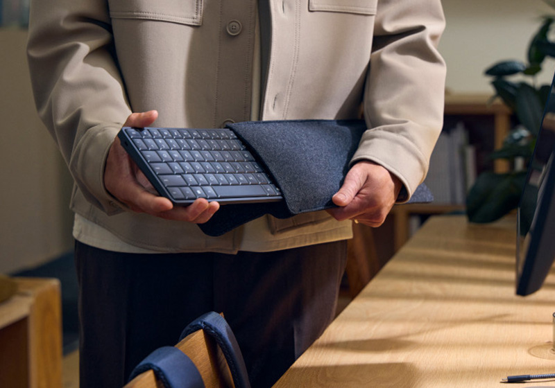 A young man takes the HP EliteBook out of its packaging