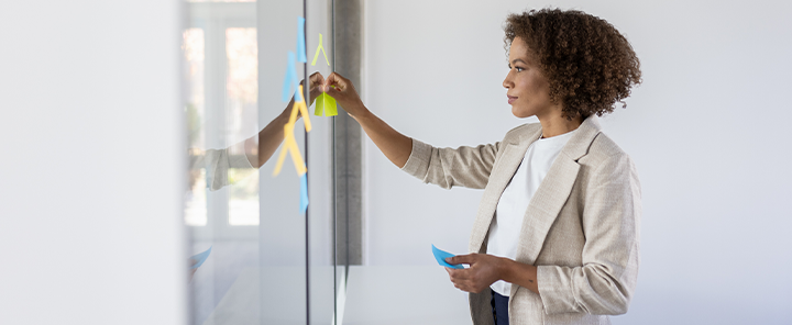 Frau klebt einen Aufkleber auf