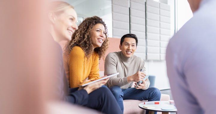 Menschen unterhalten sich im Büro