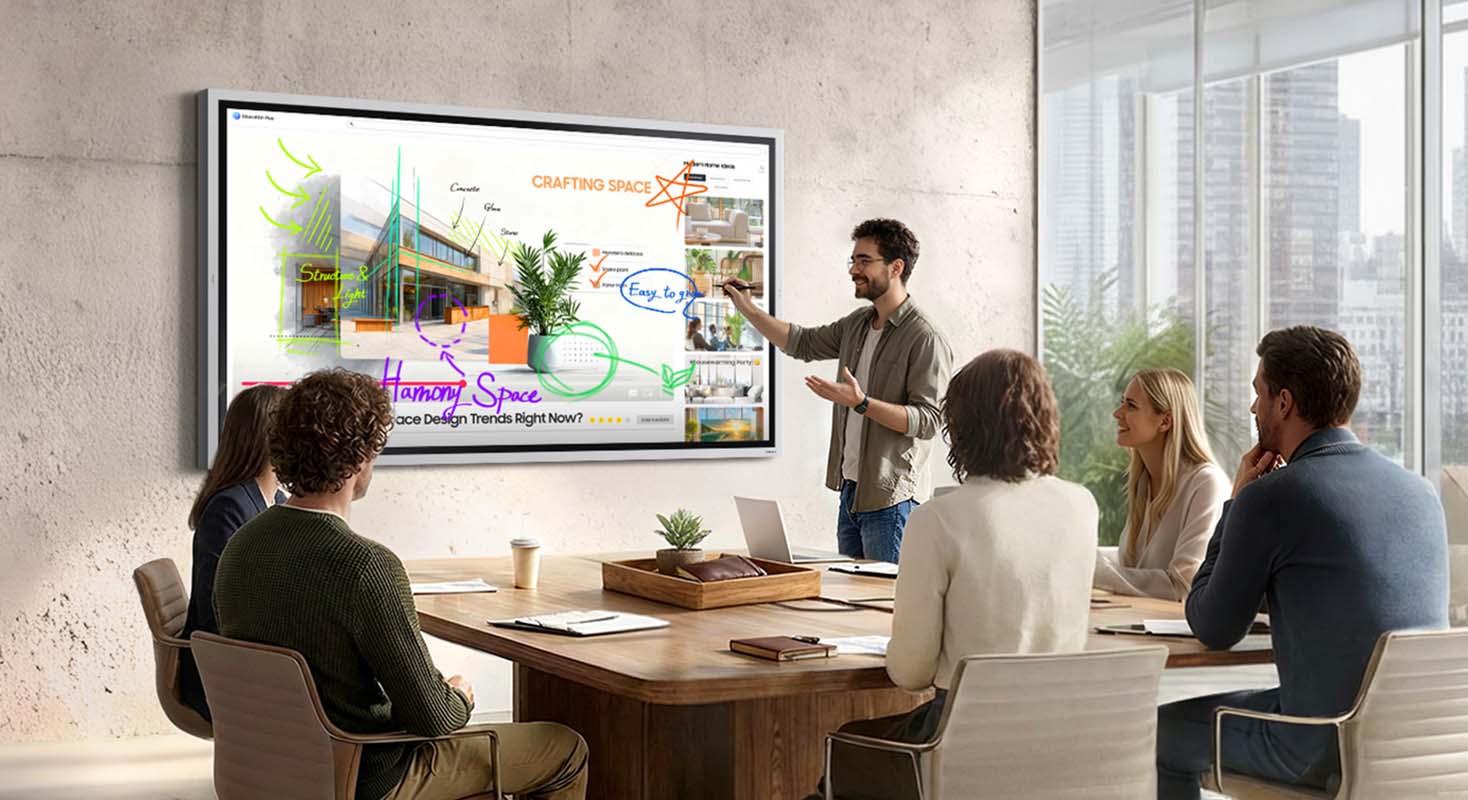 Ein Mitarbeiter hält vor einer kleinen Gruppe von Mitarbeitern eine Präsentation und nutzt dabei ein Samsung Flip WMFX