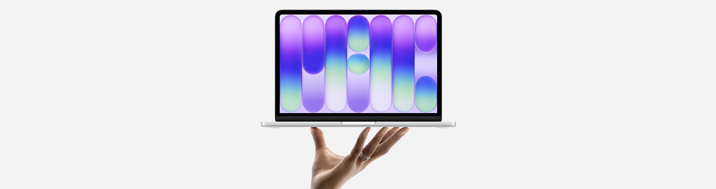 Apple MacBook Neo. Eine Hand hält das neue MacBook Neo in Silber hoch.