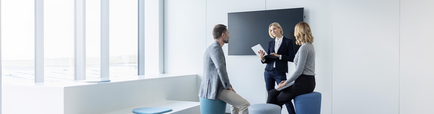 Drei Menschen in einer Besprechung