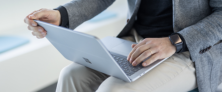 Ein Mann arbeitet an einem Laptop